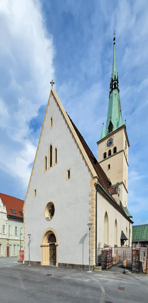 Renovierte Kirchenfassade in Voitsberg nach Fassadenbeschichtung durch Malermeister Bernhard Mrezar