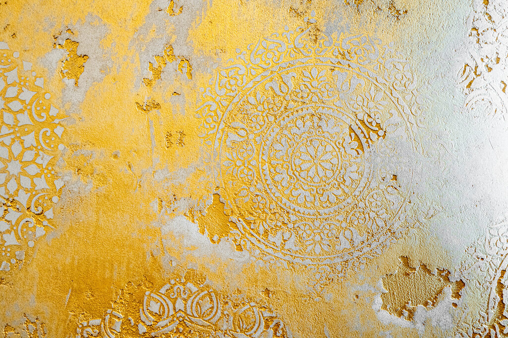 Fugenloses Bad- Detailaufnahme Wandbeschichtung spezielles Muster in Gold