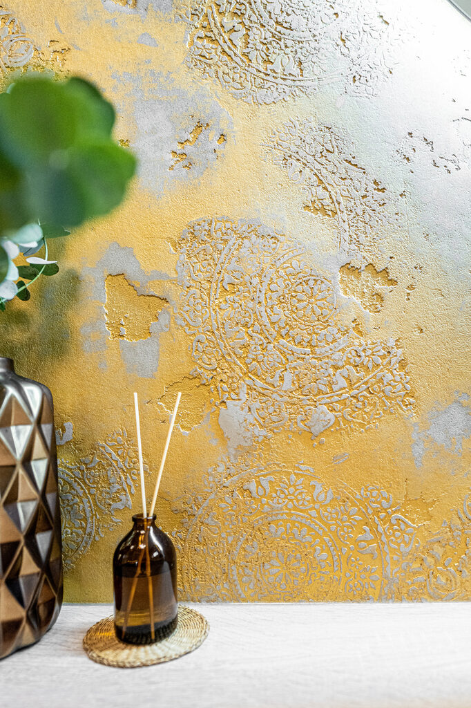 Fugenloses Bad- Detailaufnahme Wandbeschichtung spezielles Muster in Gold