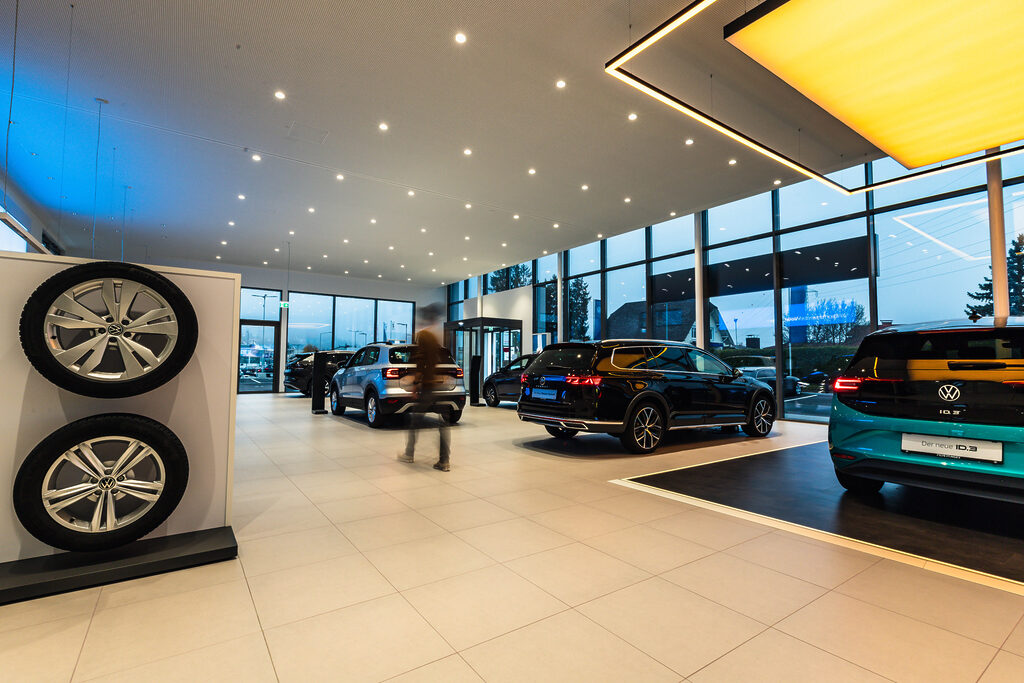 Verkaufsraum Autohaus Fripertinger - sehr heller, ordentlicher Raum mit mehreren Autos