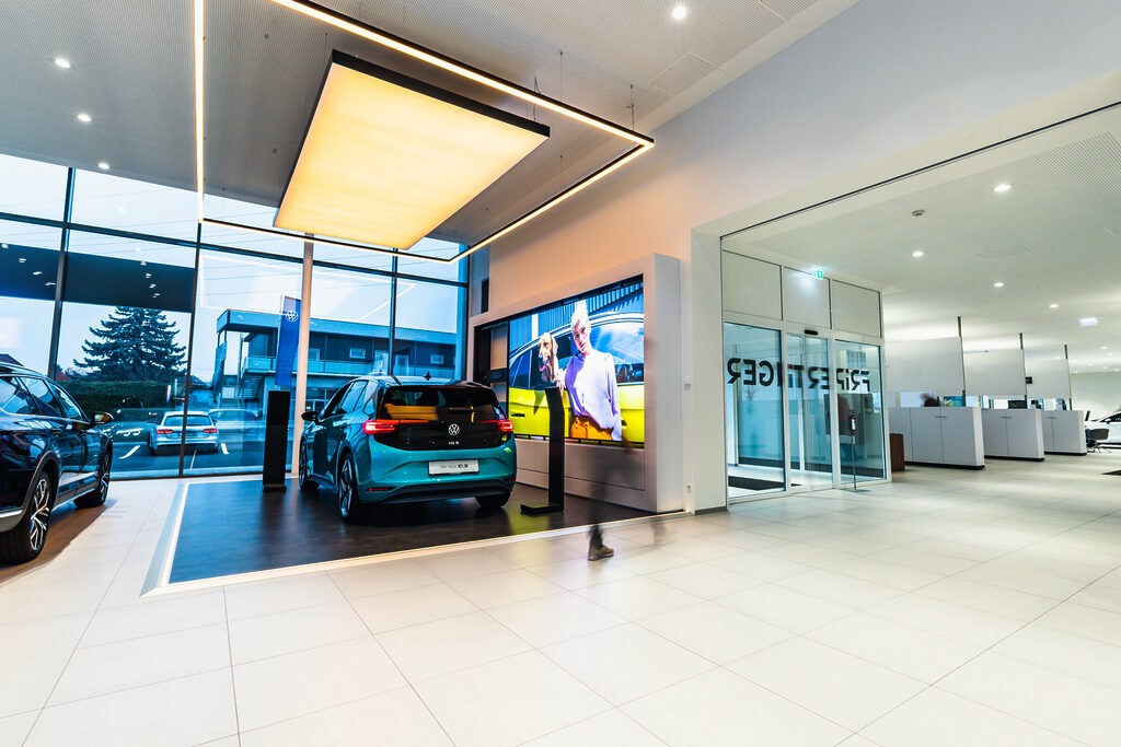 Verkaufsraum Autohaus Fripertinger - sehr heller, ordentlicher Raum mit mehreren Autos