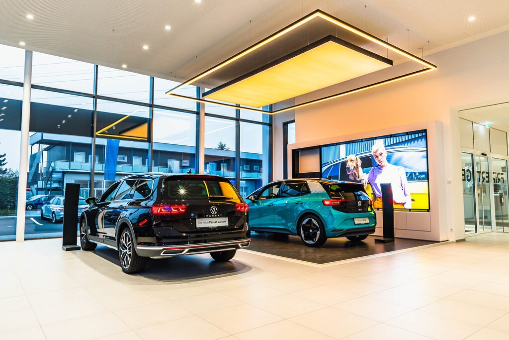 Verkaufsraum Autohaus Fripertinger - sehr heller, ordentlicher Raum mit mehreren Autos
