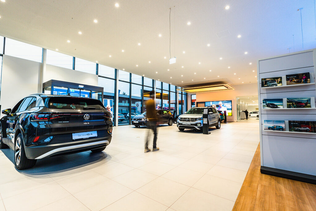 Verkaufsraum Autohaus Fripertinger - sehr heller, ordentlicher Raum mit mehreren Autos