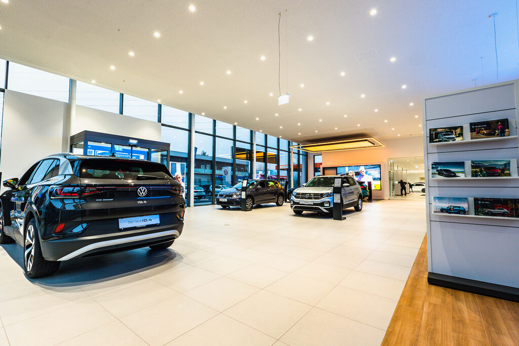 Verkaufsraum Autohaus Fripertinger - sehr heller, ordentlicher Raum mit mehreren Autos