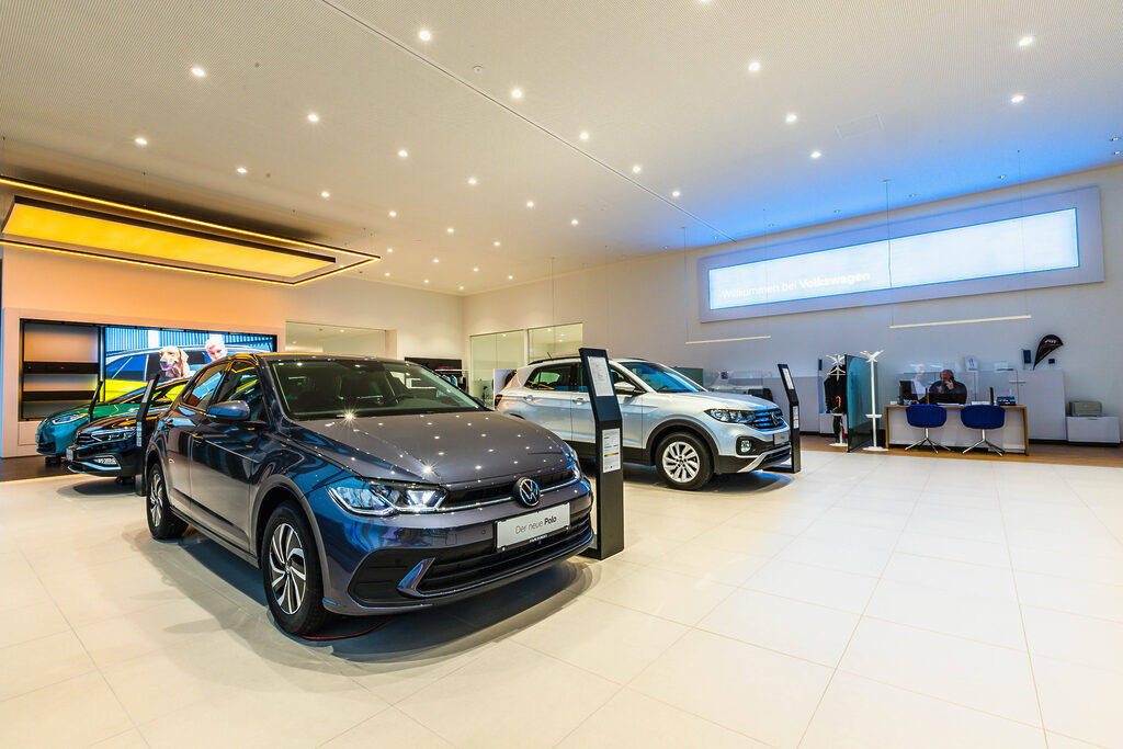 Verkaufsraum Autohaus Fripertinger - sehr heller, ordentlicher Raum mit mehreren Autos