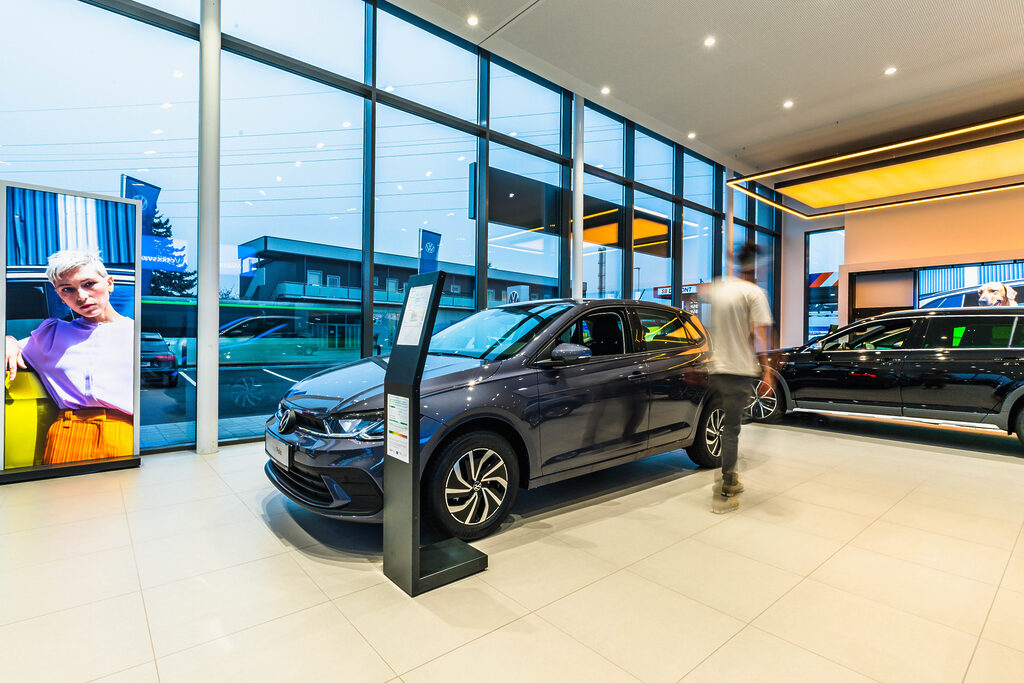 Verkaufsraum Autohaus Fripertinger - sehr heller, ordentlicher Raum mit mehreren Autos
