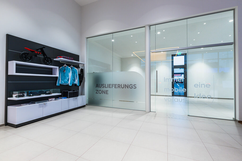 Verkaufsraum Autohaus Fripertinger - sehr heller, ordentlicher Raum mit mehreren Autos
