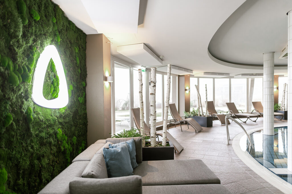 Aufnahme eines Spa der Therme Nova - zusehen ist eine Mooswand, davor eine Liegemöglichkeit, auf der Mooswand ist das Logo der Therme zusehen