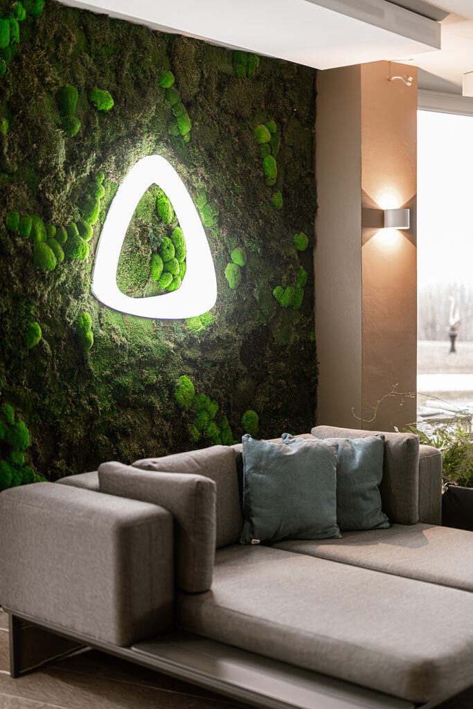 Aufnahme eines Spa der Therme Nova - zusehen ist eine Mooswand, davor eine Liegemöglichkeit, auf der Mooswand ist das Logo der Therme zusehen