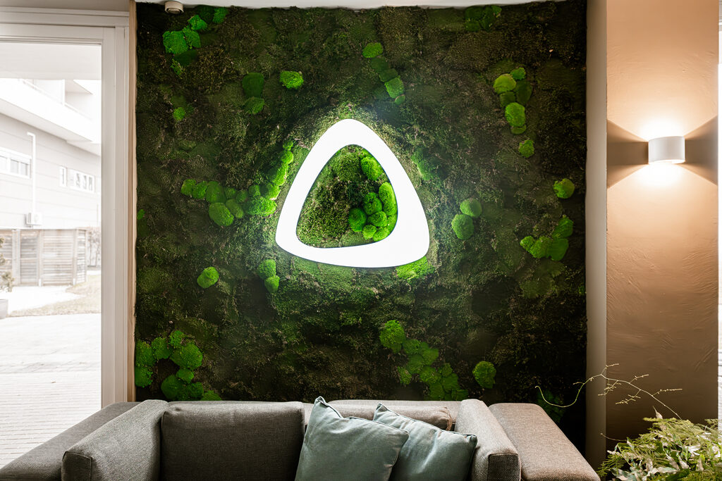 Aufnahme eines Spa der Therme Nova - zusehen ist eine Mooswand, davor eine Liegemöglichkeit, auf der Mooswand ist das Logo der Therme zusehen