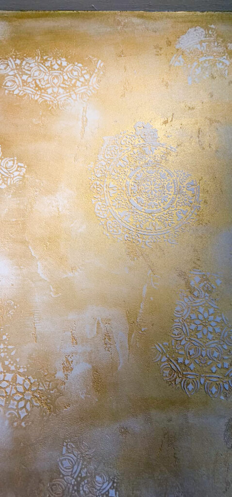 Edle goldene Spachteltechnik als dekorative Wandgestaltung im modernen Wohnzimmer, ausgeführt von Malermeister Bernhard Mrezar.
