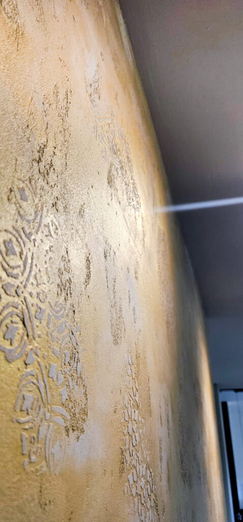Detailansicht einer goldenen Spachteltechnik mit edler Struktur und metallischem Effekt, ausgeführt von Malermeister Bernhard Mrezar.