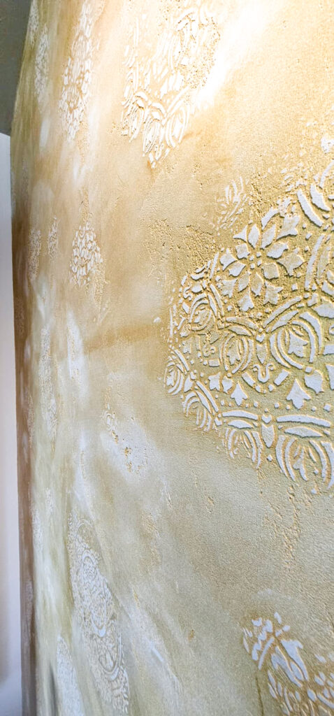 Detailaufnahme einer goldenen Wand mit einer speziellen Sapchteltechnik in einem Wohnzimmer